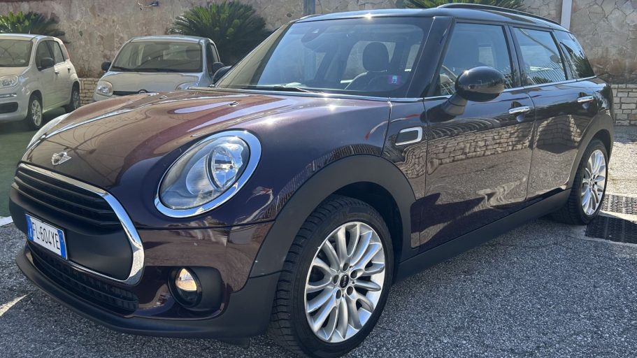 Mini Clubman One D 1500 Auto Mini color prugna, vista laterale con cerchi in lega lucidi.